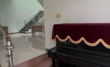 RUMAH MEWAH 3 LANTAI FULL FURNISHED DI TAMAN SURYA 3