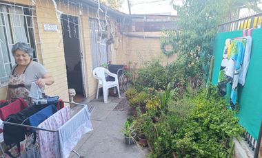 casa funcional taller o servicios calle Coquimbo, cercana a Avda Gabriela