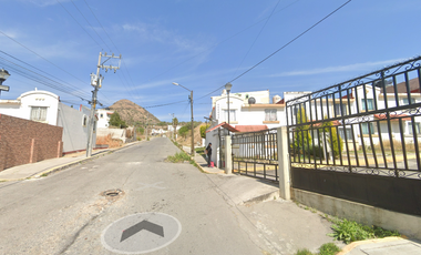 OPORTUNIDAD CASA DOS NIVELES EN BONITO FRACCIONAMIENTO EN HUEHUETOCA.