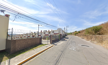 OPORTUNIDAD CASA DOS NIVELES EN BONITO FRACCIONAMIENTO EN HUEHUETOCA.