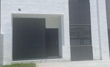 EN VENTA CASA EN FRACC. PRIVADO JARDINES DEL SAUCE, ALBERCA Y AREAS VERDES