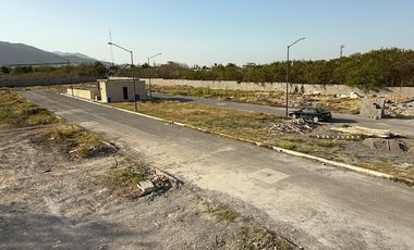 EN VENTA CASA EN FRACC. PRIVADO JARDINES DEL SAUCE, ALBERCA Y AREAS VERDES