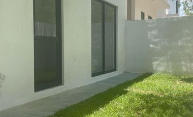EN VENTA CASA EN FRACC. PRIVADO JARDINES DEL SAUCE, ALBERCA Y AREAS VERDES