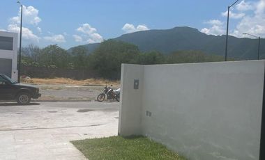 EN VENTA CASA EN FRACC. PRIVADO JARDINES DEL SAUCE, ALBERCA Y AREAS VERDES