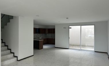 Estrena casa con Roof Garden y 4 recámaras en privada con amenidades, frente área verde