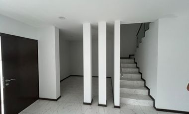 Estrena casa con Roof Garden y 4 recámaras en privada con amenidades, frente área verde