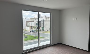 Estrena casa con Roof Garden y 4 recámaras en privada con amenidades, frente área verde