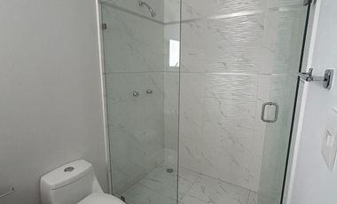 Estrena casa con Roof Garden y 4 recámaras en privada con amenidades, frente área verde