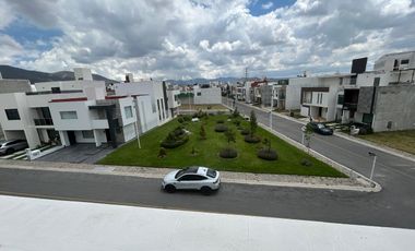 Estrena casa con Roof Garden y 4 recámaras en privada con amenidades, frente área verde