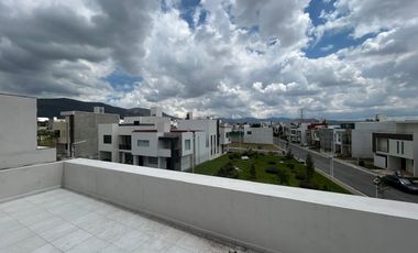 Estrena casa con Roof Garden y 4 recámaras en privada con amenidades, frente área verde