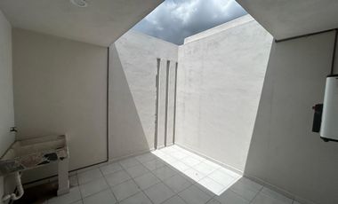 Estrena casa con Roof Garden y 4 recámaras en privada con amenidades, frente área verde