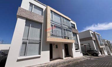 Venta Casa Remodelada Tumbaco Frente Mega Kywi a Una Cuadra Interoceánica Sector Rumihuaico $135.000