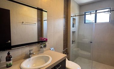 Casa en venta en Loja sector Altos del Valle