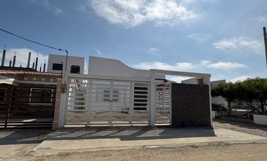 VILLAMIL PLAYAS VENDO CASA EN URB. ACAPULCO CON SALIDA AL MAR