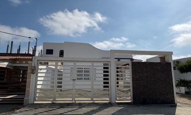 VILLAMIL PLAYAS VENDO CASA EN URB. ACAPULCO CON SALIDA AL MAR