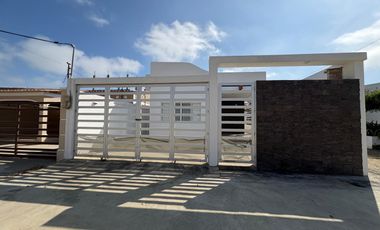 VILLAMIL PLAYAS VENDO CASA EN URB. ACAPULCO CON SALIDA AL MAR