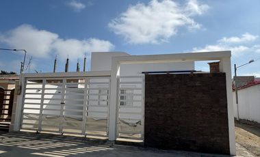 VILLAMIL PLAYAS VENDO CASA EN URB. ACAPULCO CON SALIDA AL MAR