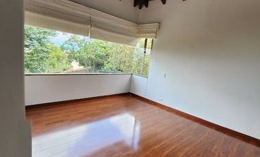 Espectacular casa en arriendo en Encenillos de Sindamanoy, Chía  ¡Vive en el paraíso de la tranquilidad! Esta hermosa casa de 3 habitaciones, ubicada