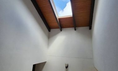 Espectacular casa en arriendo en Encenillos de Sindamanoy, Chía  ¡Vive en el paraíso de la tranquilidad! Esta hermosa casa de 3 habitaciones, ubicada