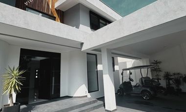 Increíble casa en venta dentro de Club de Golf Hacienda con paneles solares