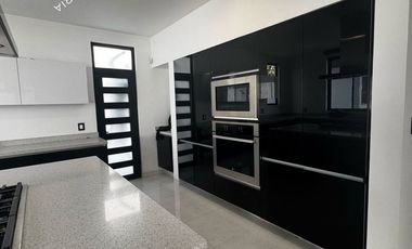 Increíble casa en venta dentro de Club de Golf Hacienda con paneles solares