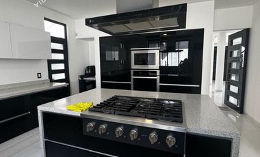 Increíble casa en venta dentro de Club de Golf Hacienda con paneles solares