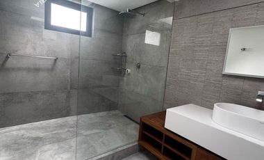 Increíble casa en venta dentro de Club de Golf Hacienda con paneles solares