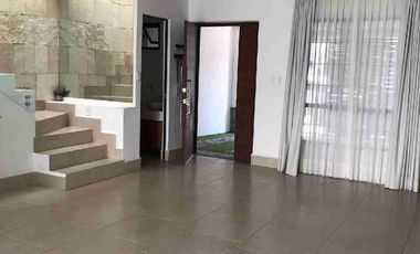 CASA EN RENTA EN EL BOSQUES EL DORADO ELITE ZONA SUR DE LEÓN Al sur de la ciudad, a 5 minutos  de Hospital Regional de Alta Especialidad , Universidad de Guanajuato  (UG) Universidad Tecnológica de León (UTL), Hospital Regional, Puerto Interior, acceso por Boulevard Aeropuerto y Eje Metropolitano, centro comercial Via Alta, Mulza Outlet, Aeropuerto del Bajío