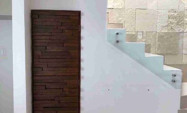 CASA EN RENTA EN EL BOSQUES EL DORADO ELITE ZONA SUR DE LEÓN Al sur de la ciudad, a 5 minutos  de Hospital Regional de Alta Especialidad , Universidad de Guanajuato  (UG) Universidad Tecnológica de León (UTL), Hospital Regional, Puerto Interior, acceso por Boulevard Aeropuerto y Eje Metropolitano, centro comercial Via Alta, Mulza Outlet, Aeropuerto del Bajío