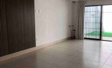 CASA EN RENTA EN EL BOSQUES EL DORADO ELITE ZONA SUR DE LEÓN Al sur de la ciudad, a 5 minutos  de Hospital Regional de Alta Especialidad , Universidad de Guanajuato  (UG) Universidad Tecnológica de León (UTL), Hospital Regional, Puerto Interior, acceso por Boulevard Aeropuerto y Eje Metropolitano, centro comercial Via Alta, Mulza Outlet, Aeropuerto del Bajío