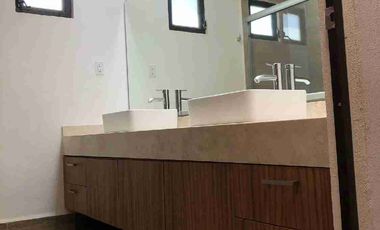 CASA EN RENTA EN EL BOSQUES EL DORADO ELITE ZONA SUR DE LEÓN Al sur de la ciudad, a 5 minutos  de Hospital Regional de Alta Especialidad , Universidad de Guanajuato  (UG) Universidad Tecnológica de León (UTL), Hospital Regional, Puerto Interior, acceso por Boulevard Aeropuerto y Eje Metropolitano, centro comercial Via Alta, Mulza Outlet, Aeropuerto del Bajío