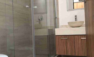 CASA EN RENTA EN EL BOSQUES EL DORADO ELITE ZONA SUR DE LEÓN Al sur de la ciudad, a 5 minutos  de Hospital Regional de Alta Especialidad , Universidad de Guanajuato  (UG) Universidad Tecnológica de León (UTL), Hospital Regional, Puerto Interior, acceso por Boulevard Aeropuerto y Eje Metropolitano, centro comercial Via Alta, Mulza Outlet, Aeropuerto del Bajío