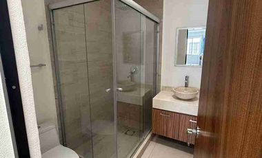 CASA EN RENTA EN EL BOSQUES EL DORADO ELITE ZONA SUR DE LEÓN Al sur de la ciudad, a 5 minutos  de Hospital Regional de Alta Especialidad , Universidad de Guanajuato  (UG) Universidad Tecnológica de León (UTL), Hospital Regional, Puerto Interior, acceso por Boulevard Aeropuerto y Eje Metropolitano, centro comercial Via Alta, Mulza Outlet, Aeropuerto del Bajío