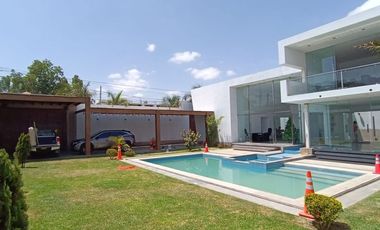 SE ALQUILA IMPONENTE Y EXCLUSIVA CASA.