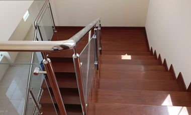 SE ALQUILA IMPONENTE Y EXCLUSIVA CASA.