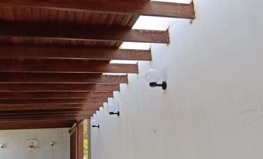 SE ALQUILA IMPONENTE Y EXCLUSIVA CASA.