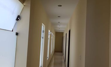 SE ALQUILA IMPONENTE Y EXCLUSIVA CASA.