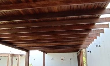 SE ALQUILA IMPONENTE Y EXCLUSIVA CASA.