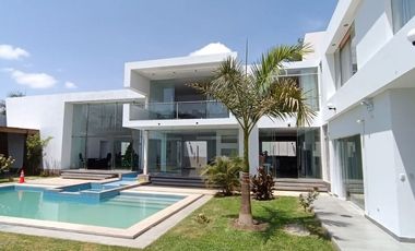 SE ALQUILA IMPONENTE Y EXCLUSIVA CASA.