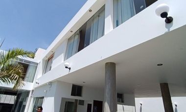 SE ALQUILA IMPONENTE Y EXCLUSIVA CASA.