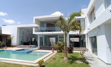 SE ALQUILA IMPONENTE Y EXCLUSIVA CASA.