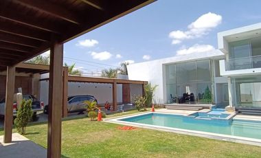 SE ALQUILA IMPONENTE Y EXCLUSIVA CASA.