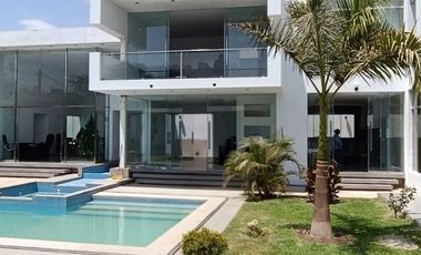 SE ALQUILA IMPONENTE Y EXCLUSIVA CASA.