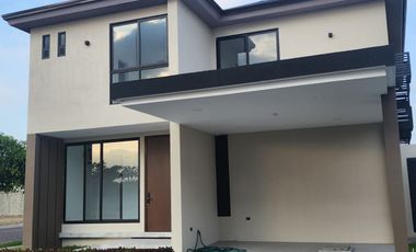 CASA DE ESTRENO DE VENTA , SAMBORONDON.