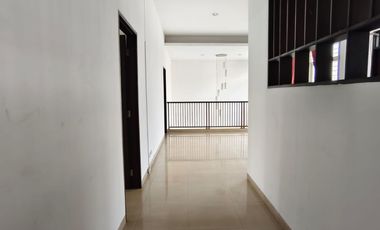 SEWA Rumah mewah strategis 2 lantai nyaman di Mekar Wangi, Bandung