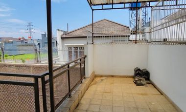 SEWA Rumah mewah strategis 2 lantai nyaman di Mekar Wangi, Bandung