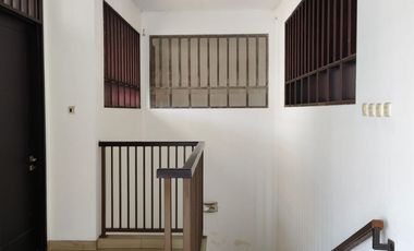 SEWA Rumah mewah strategis 2 lantai nyaman di Mekar Wangi, Bandung