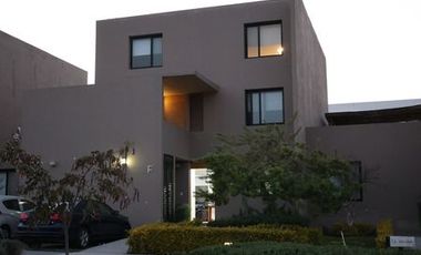 PH con buena ubicaciòn y rooftop privado