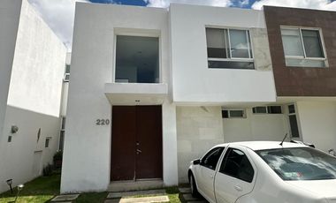 CASA DE RENTA EN LOMAS DE ANGELOPOLIS