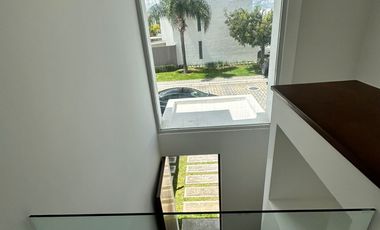 CASA DE RENTA EN LOMAS DE ANGELOPOLIS